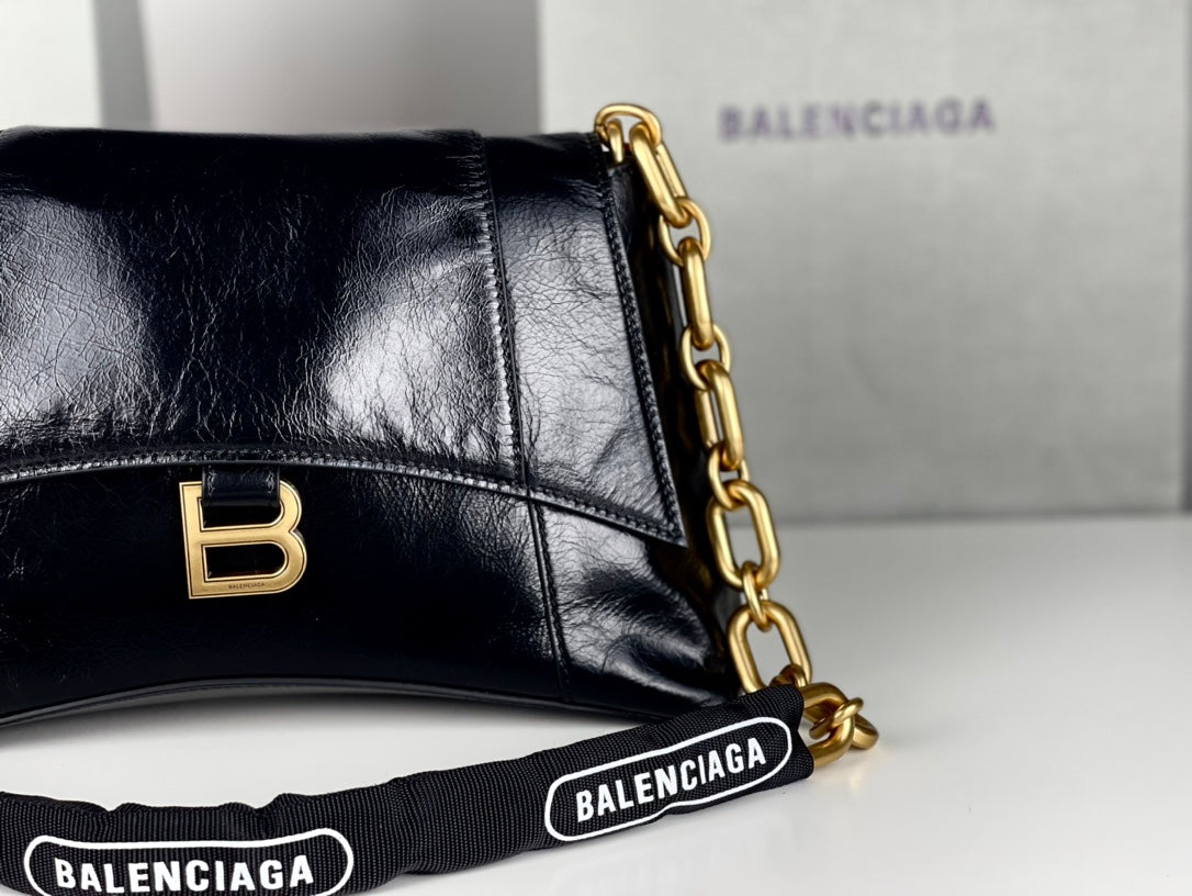 DOWNTOWN SHOULDER BAG 29 IN BLACK WAXED SHEEPSKIN GOLD HARDWARE